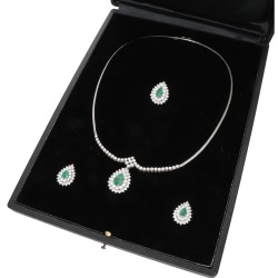 High end 18 kt. witgouden demi-parure bezet met ca. 7.06 ct. diamant en natuurlijke smaragd.