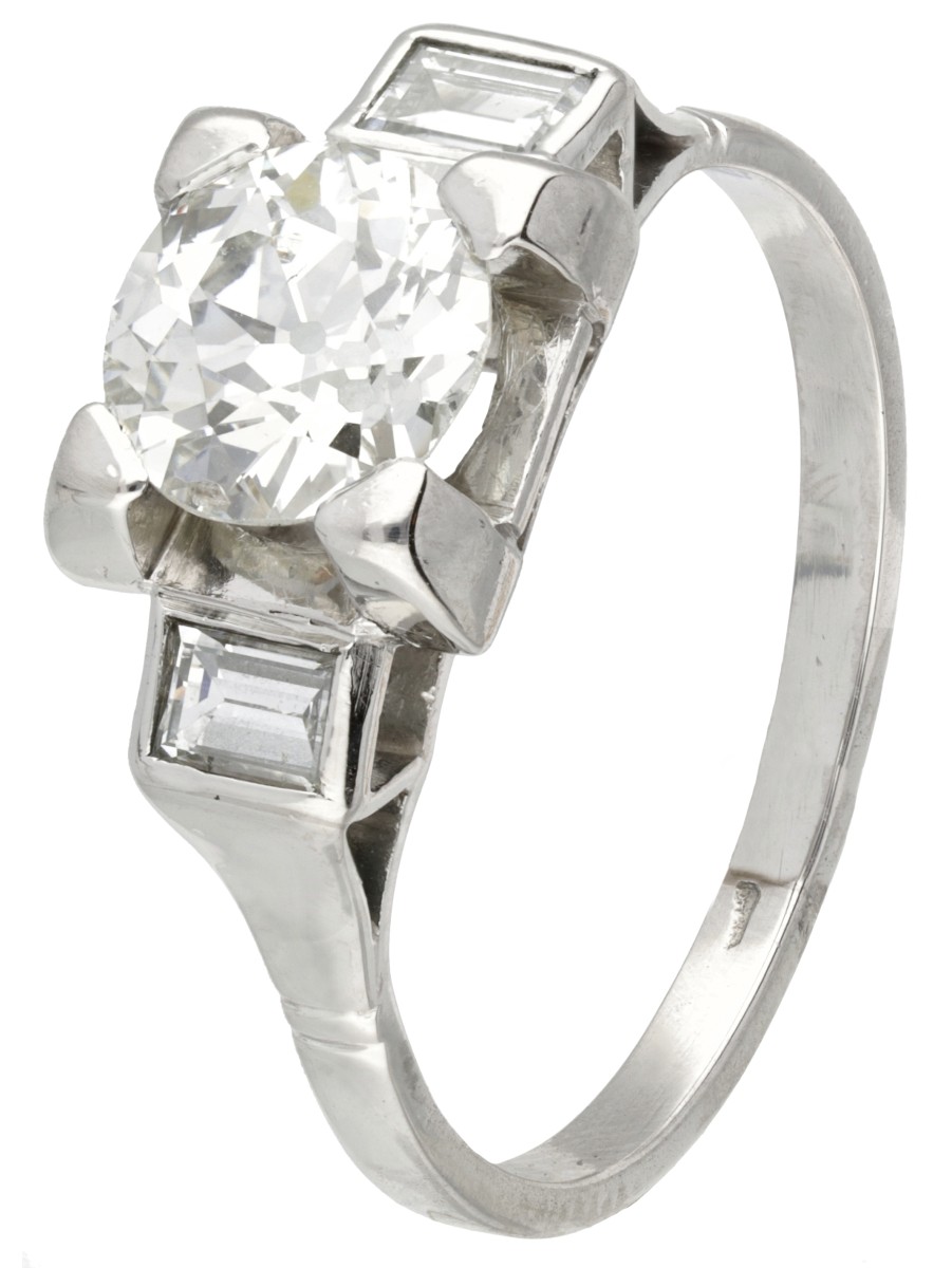 Pt 900 Platina shoulder ring bezet met ca. 1.60 ct. diamant.