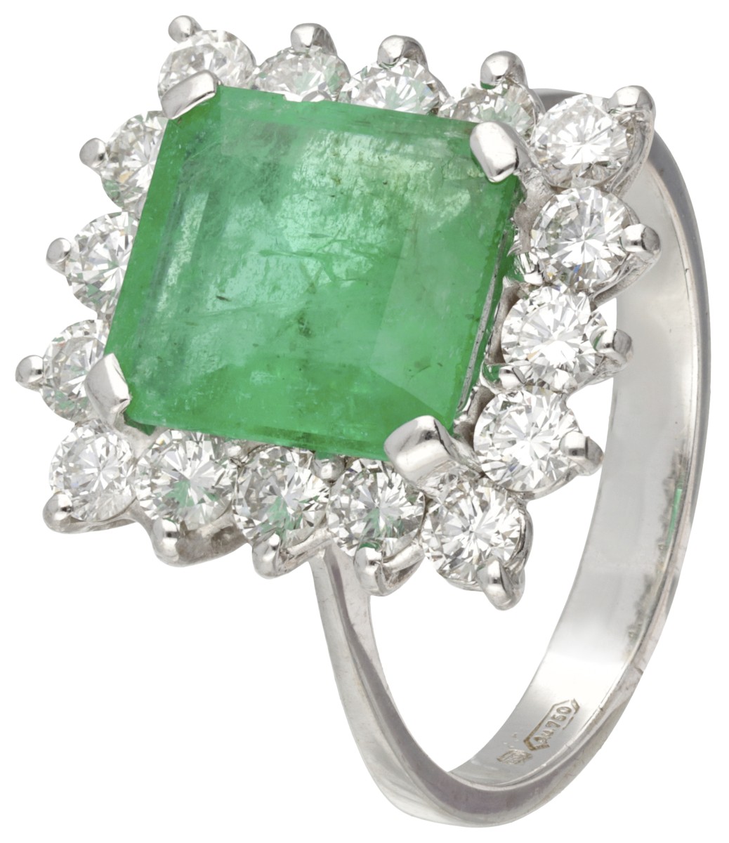 18 kt. Witgouden entourage ring bezet met ca. 2.70 ct. natuurlijke smaragd en ca. 1.30 ct. diamant.