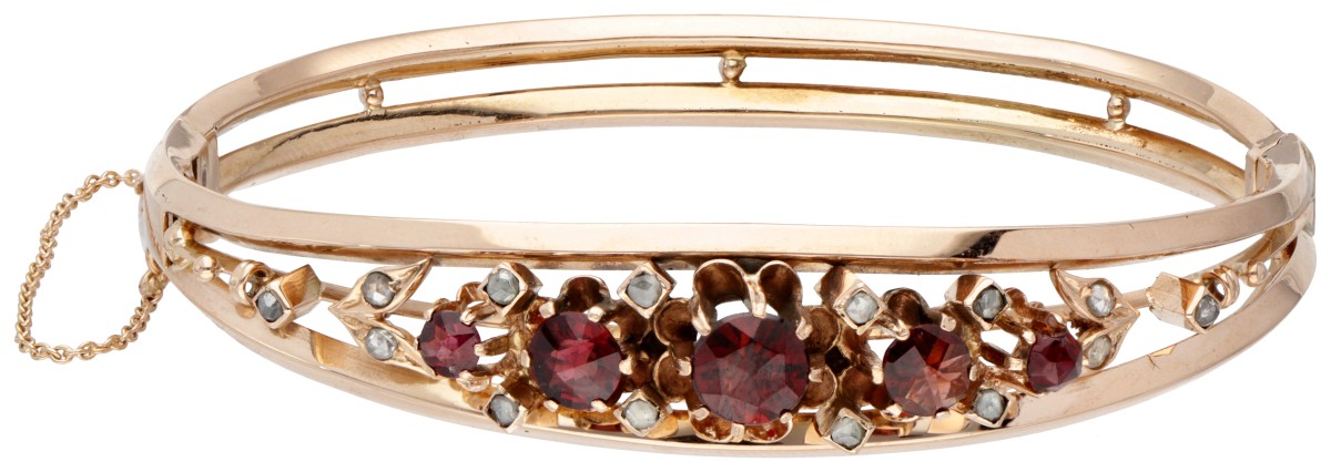 14 kt. Roségouden bangle armband bezet met ca. 2.40 ct. granaat en diamant.