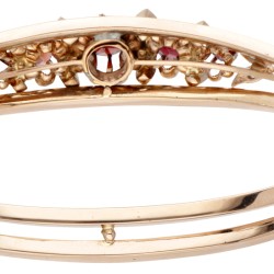 14 kt. Roségouden bangle armband bezet met ca. 2.40 ct. granaat en diamant.