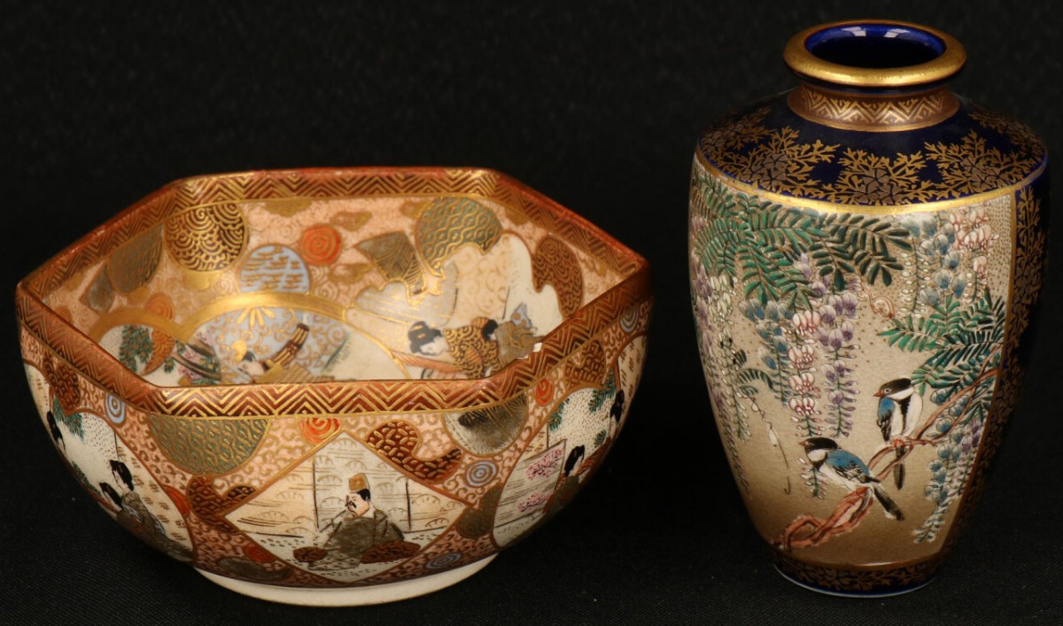 Een lot van (2) aardewerk Satsuma objecten bestaande uit een gehoekt bakje en een vaasje met figuren decoratie. Japan, Meiji periode circa 1900.