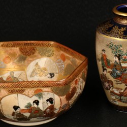 Een lot van (2) aardewerk Satsuma objecten bestaande uit een gehoekt bakje en een vaasje met figuren decoratie. Japan, Meiji periode circa 1900.