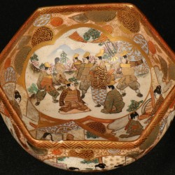 Een lot van (2) aardewerk Satsuma objecten bestaande uit een gehoekt bakje en een vaasje met figuren decoratie. Japan, Meiji periode circa 1900.