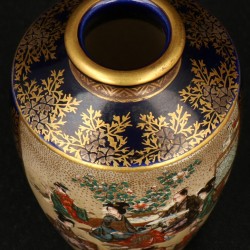 Een lot van (2) aardewerk Satsuma objecten bestaande uit een gehoekt bakje en een vaasje met figuren decoratie. Japan, Meiji periode circa 1900.