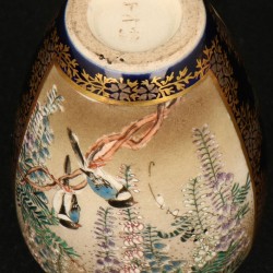Een lot van (2) aardewerk Satsuma objecten bestaande uit een gehoekt bakje en een vaasje met figuren decoratie. Japan, Meiji periode circa 1900.
