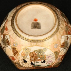 Een lot van (2) aardewerk Satsuma objecten bestaande uit een gehoekt bakje en een vaasje met figuren decoratie. Japan, Meiji periode circa 1900.