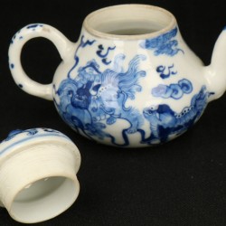 Een porseleinen theepotje met Foo-honden decoratie, 4-karaktermerk aan onderzijde. China, 19e eeuw