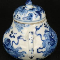Een porseleinen theepotje met Foo-honden decoratie, 4-karaktermerk aan onderzijde. China, 19e eeuw