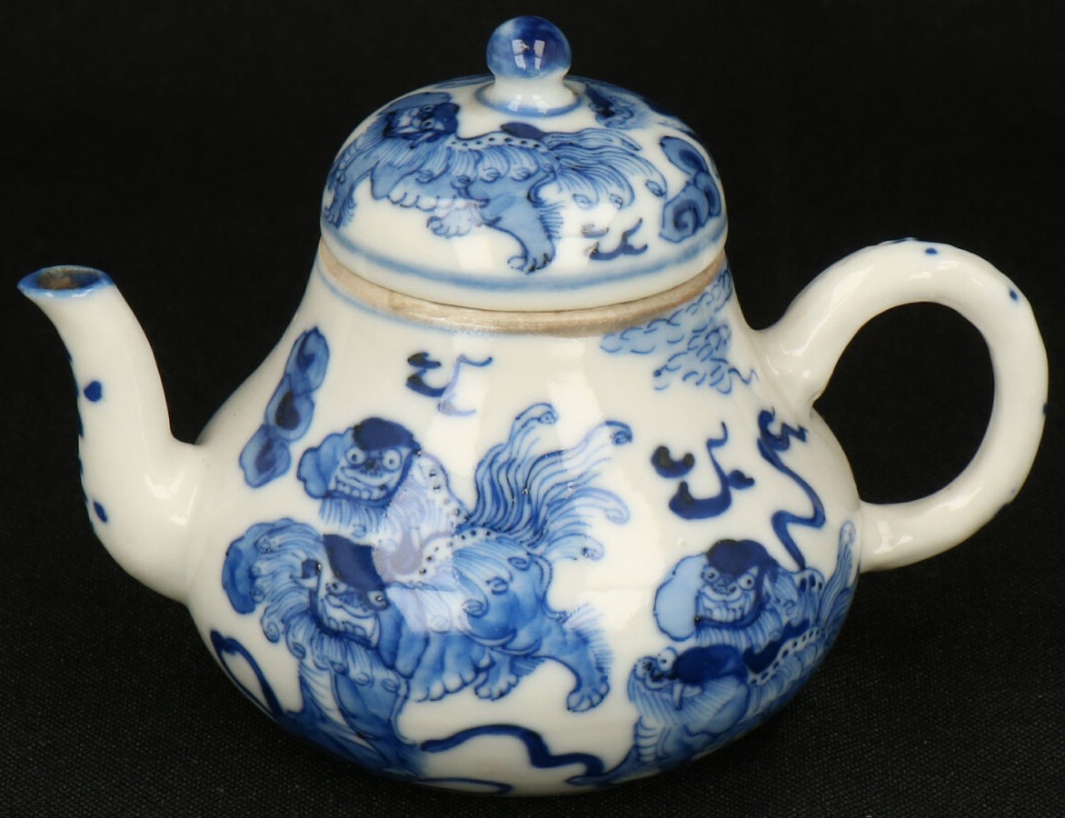 Een porseleinen theepotje met Foo-honden decoratie, 4-karaktermerk aan onderzijde. China, 19e eeuw