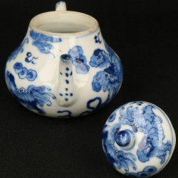 Een porseleinen theepotje met Foo-honden decoratie, 4-karaktermerk aan onderzijde. China, 19e eeuw