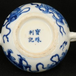 Een porseleinen theepotje met Foo-honden decoratie, 4-karaktermerk aan onderzijde. China, 19e eeuw