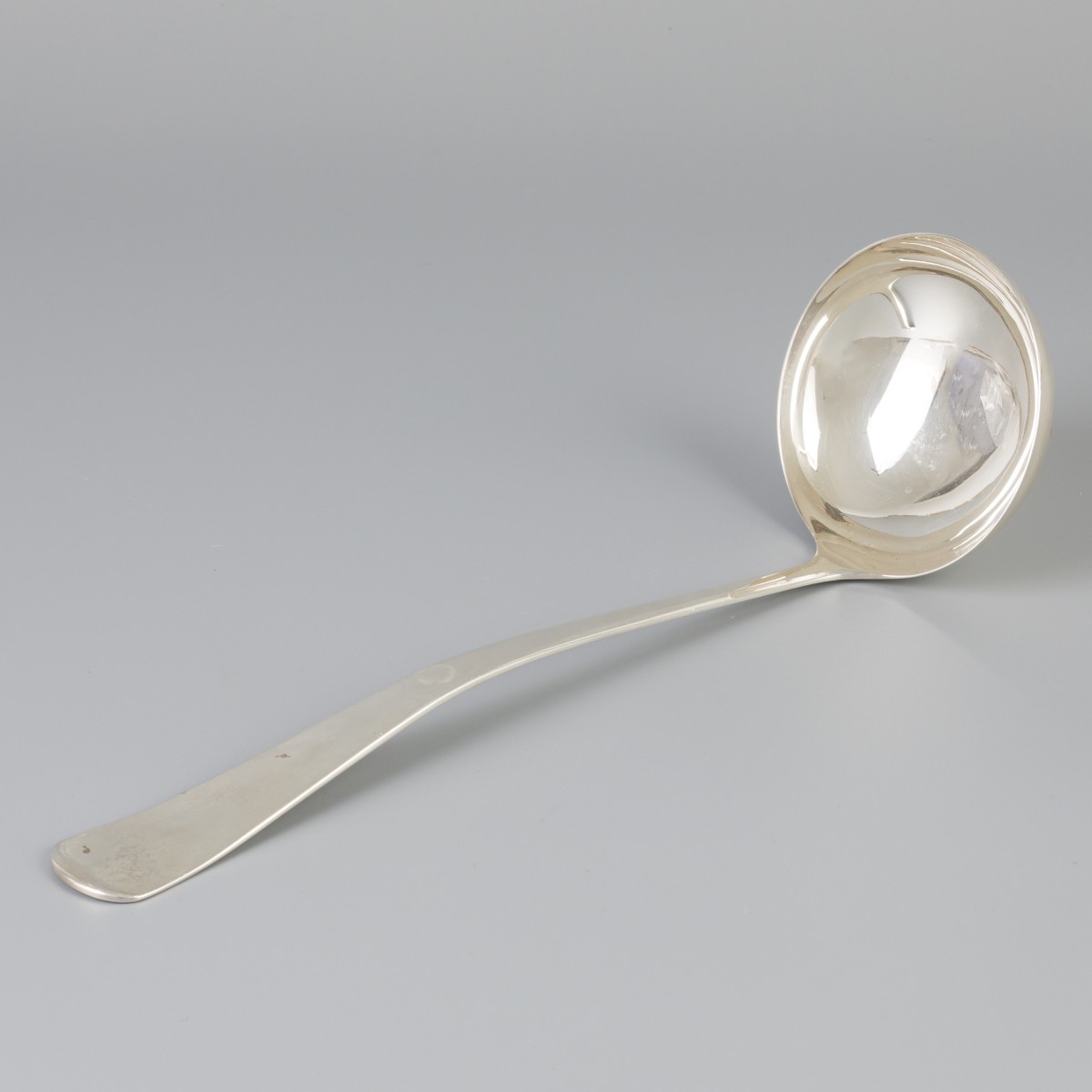 Soeplouche ''Haags lofje'' zilver.