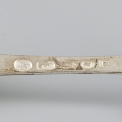 6-delig lot 18e-eeuwse bestekdelen zilver.