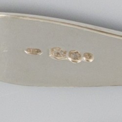 28-delige set koffielepels, suikerschepje, theeduim, koekprikkers & gebaksvorkjes zilver.