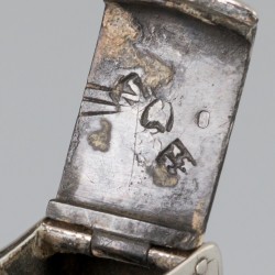 Doosje in boekvorm (Schoonhoven, Andries Graves Kooiman 1777-1808) zilver.