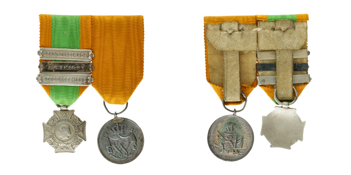 Nederland. 19e eeuw. Miniaturen van het kruis voor krijgsverrichtingen en een medaille voor trouwe dienst op Spang.