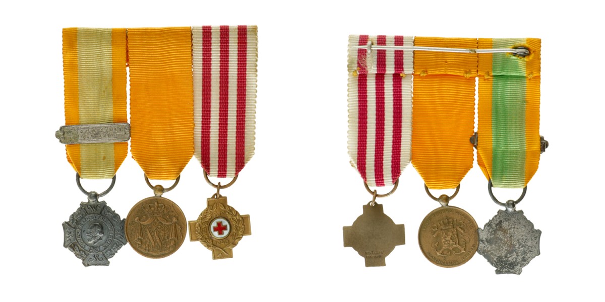 Nederland. 19e en 20e eeuw. Miniaturen van het kruis voor krijgsverrichtingen, maritieme medaille voor trouwe dienst en Herinneringskruis 1939-1940 van het Nederlandse Rode Kruis in Brons op spang.