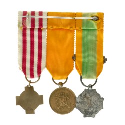 Nederland. 19e en 20e eeuw. Miniaturen van het kruis voor krijgsverrichtingen, maritieme medaille voor trouwe dienst en Herinneringskruis 1939-1940 van het Nederlandse Rode Kruis in Brons op spang.