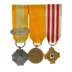 Nederland. 19e en 20e eeuw. Miniaturen van het kruis voor krijgsverrichtingen, maritieme medaille voor trouwe dienst en Herinneringskruis 1939-1940 van het Nederlandse Rode Kruis in Brons op spang.