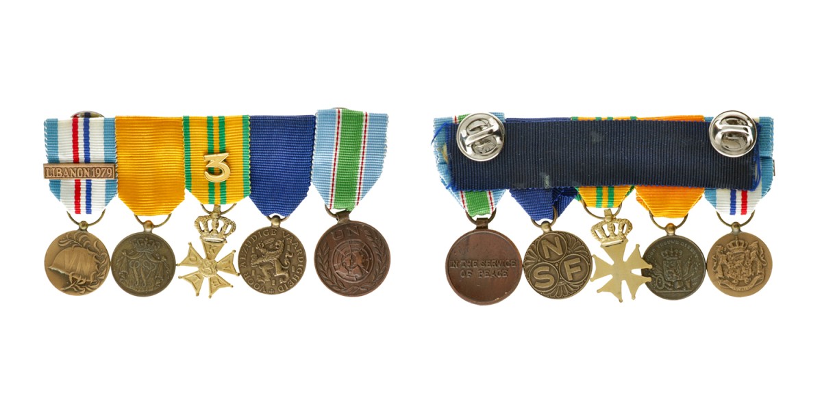 Nederland. 20e eeuw. Miniaturen van het Herinneringsmedaille voor de VN Vredesoperaties Libanon met gesp, Voor trouwe dienst, Vierdaagsekruis, voor alzijdige vaardigheid en Verenigde Naties medaille op spang.