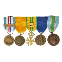 Nederland. 20e eeuw. Miniaturen van het Herinneringsmedaille voor de VN Vredesoperaties Libanon met gesp, Voor trouwe dienst, Vierdaagsekruis, voor alzijdige vaardigheid en Verenigde Naties medaille op spang.