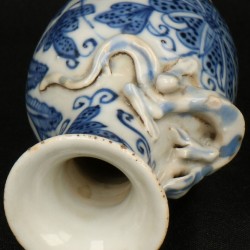 Een lot van (2) bestaande uit een Porseleinen kraagvaasje met draak reliëfdecor en een vaasje, beide floraal decor. China, 19e eeuw.