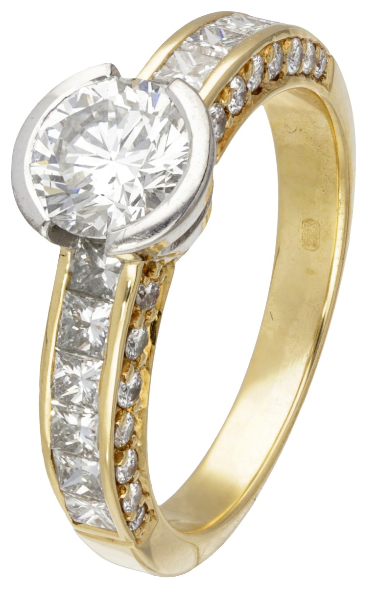 18 kt. Geelgouden shoulder ring bezet met ca. 2.35 ct. diamant.