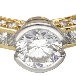 18 kt. Geelgouden shoulder ring bezet met ca. 2.35 ct. diamant.