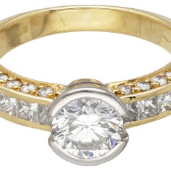 18 kt. Geelgouden shoulder ring bezet met ca. 2.35 ct. diamant.