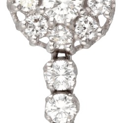 18 kt. Witgouden entourage oorbellen bezet met ca. 6.90 ct. natuurlijke smaragd en ca. 3.00 ct. diamant.