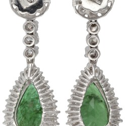 18 kt. Witgouden entourage oorbellen bezet met ca. 6.90 ct. natuurlijke smaragd en ca. 3.00 ct. diamant.