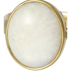 14 kt. Geelgouden solitair ring bezet met ca. 2.73 ct. witte edelopaal.