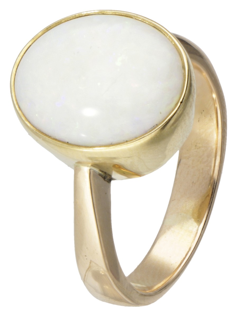 14 kt. Geelgouden solitair ring bezet met ca. 2.73 ct. witte edelopaal.