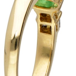 18 kt. Geelgouden Iliana ring bezet met ca. 1.35 ct. natuurlijke smaragd en ca. 0.16 ct. diamant.