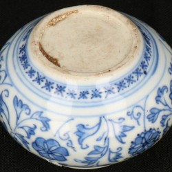 Een lot van (2) bestaande uit een Porseleinen kraagvaasje met draak reliëfdecor en een vaasje, beide floraal decor. China, 19e eeuw.