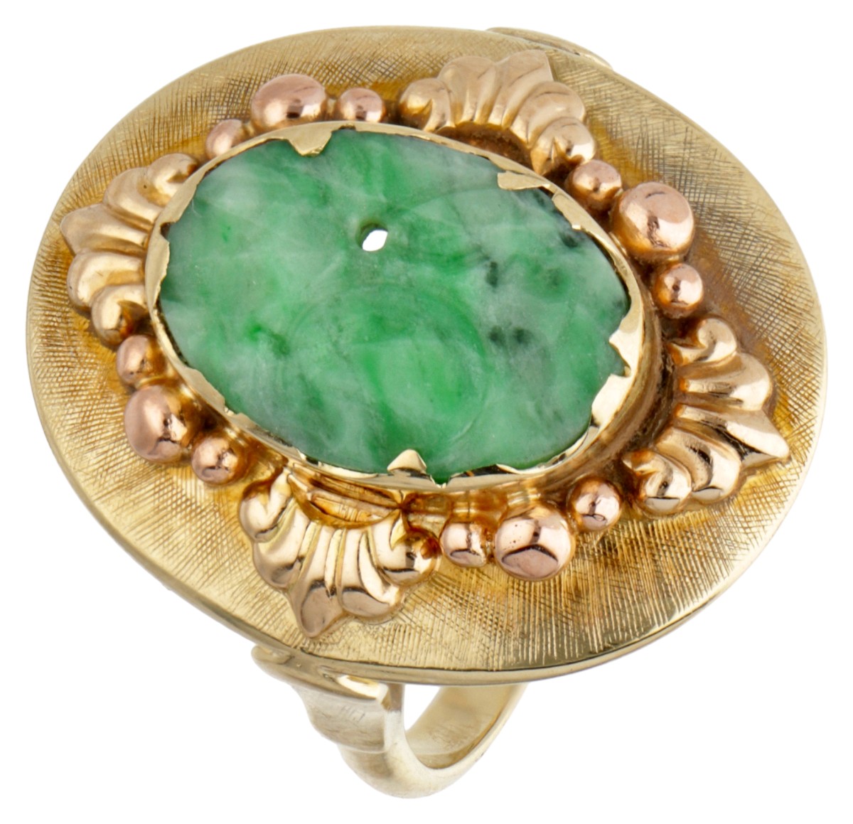 14 kt. Geelgouden rijk gedecoreerde vintage ring bezet met ca. 1.25 ct. jade.