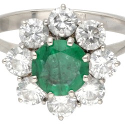 18 kt. Witgouden rozet ring bezet met ca. 1.28 ct. diamant en ca. 0.66 ct. natuurlijke smaragd.