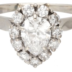 14 kt. Witgouden peervormige entourage ring bezet met ca. 0.87 ct. diamant.