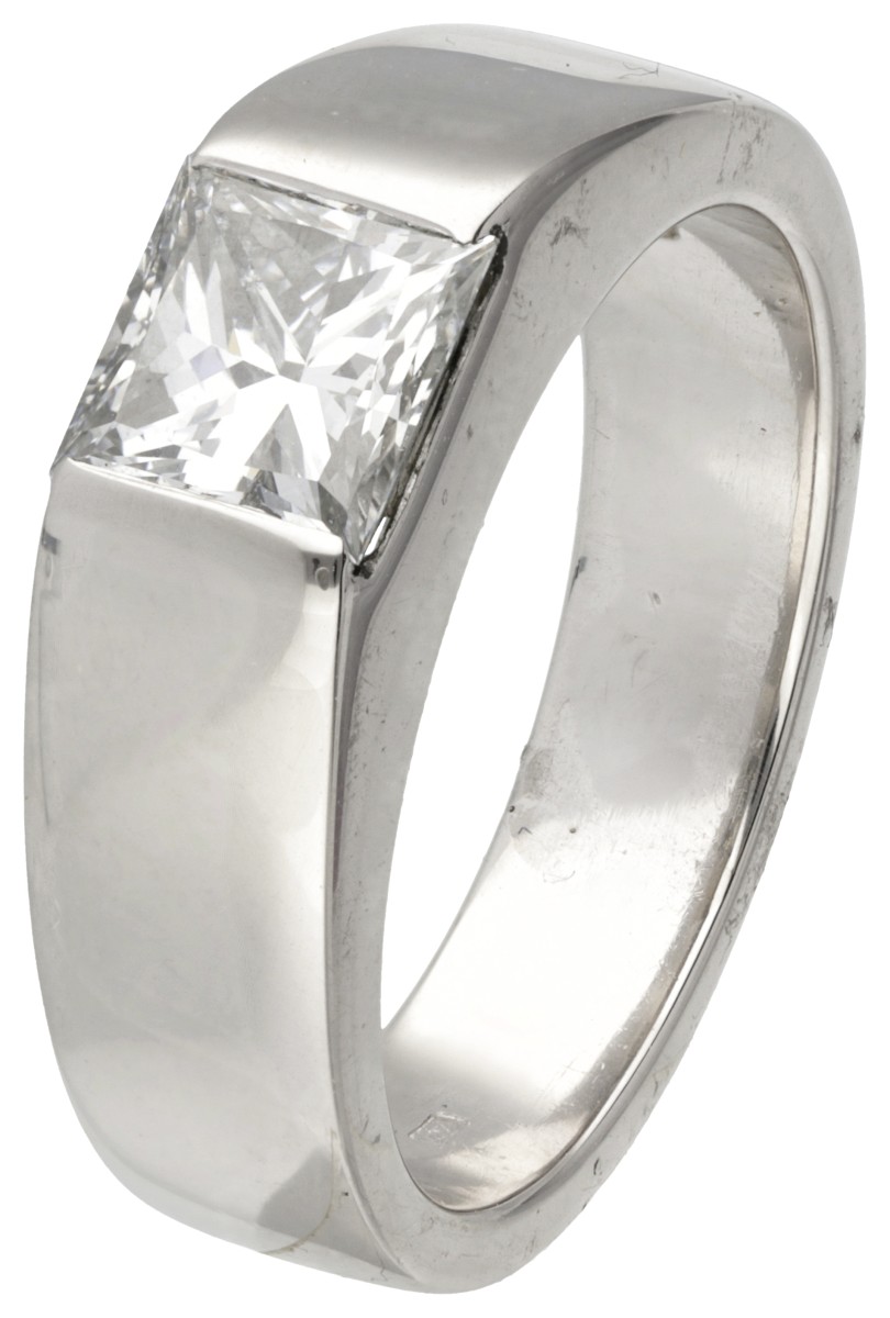 Pt 950 Platina solitair ring bezet met ca. 1.40 ct. princess geslepen diamant.