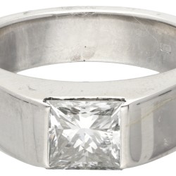 Pt 950 Platina solitair ring bezet met ca. 1.40 ct. princess geslepen diamant.
