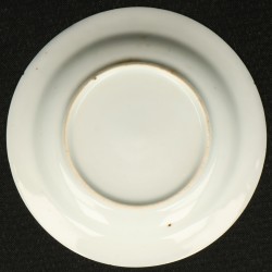Een porseleinen schoteltje met ruiter en lansier decoratie. China, Kangxi.
