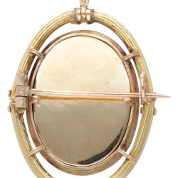 14 kt. Geelgouden collier en een 14 kt. vintage hanger / broche met achterglasschildering.