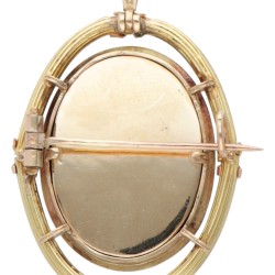 14 kt. Geelgouden collier en een 14 kt. vintage hanger / broche met achterglasschildering.