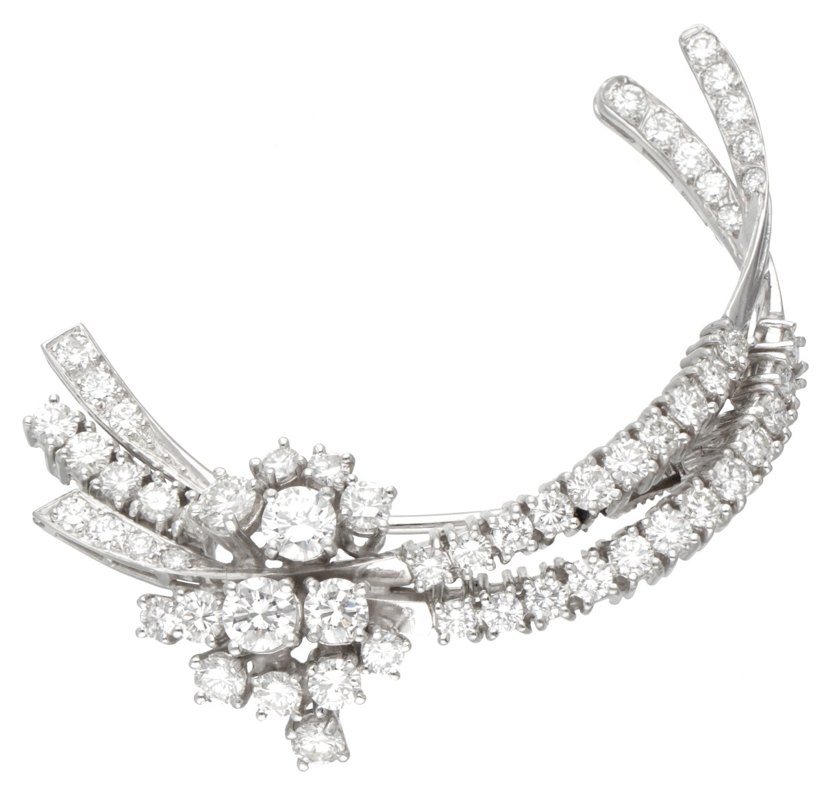 Platina broche bezet met ca. 2.47 ct. diamant.