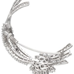 Platina broche bezet met ca. 2.47 ct. diamant.