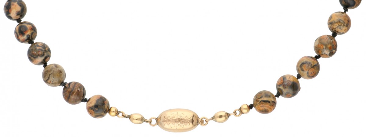 Jaspis kralen collier met een 14 kt. geelgouden sluiting.