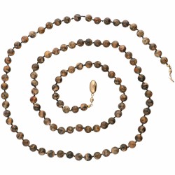 Jaspis kralen collier met een 14 kt. geelgouden sluiting.