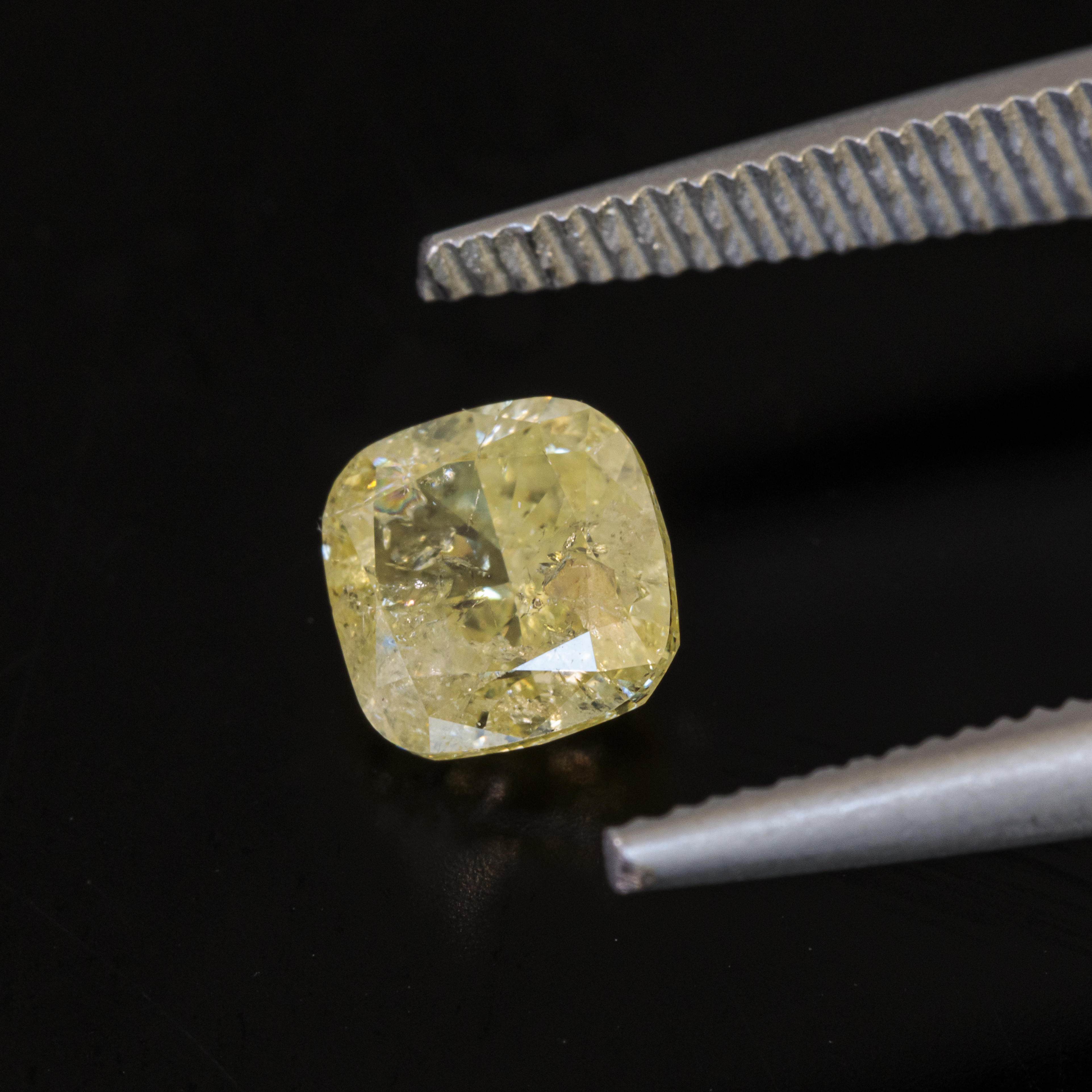 IGI-gecertificeerde square cushion geslepen natuurlijke diamant van 1.02 ct.