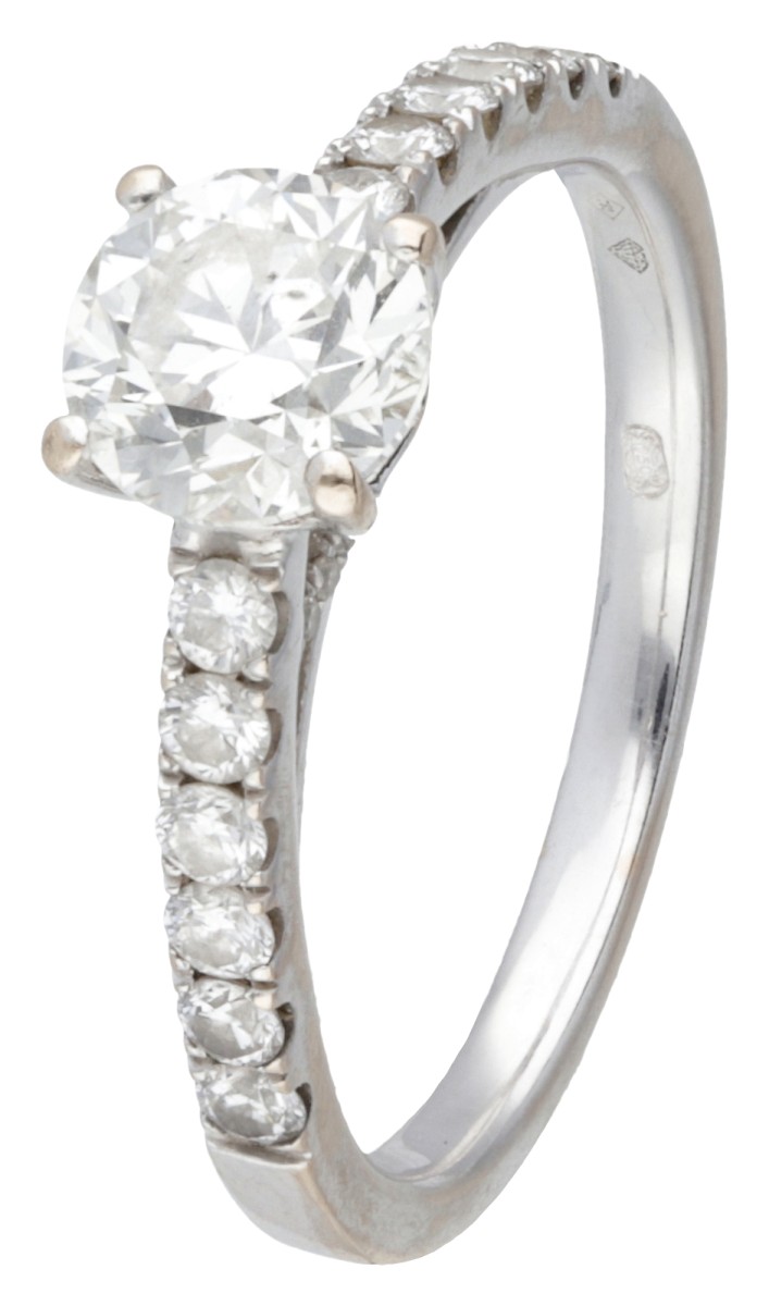 18 kt. Witgouden shoulder ring bezet met ca. 1.21 ct. diamant.